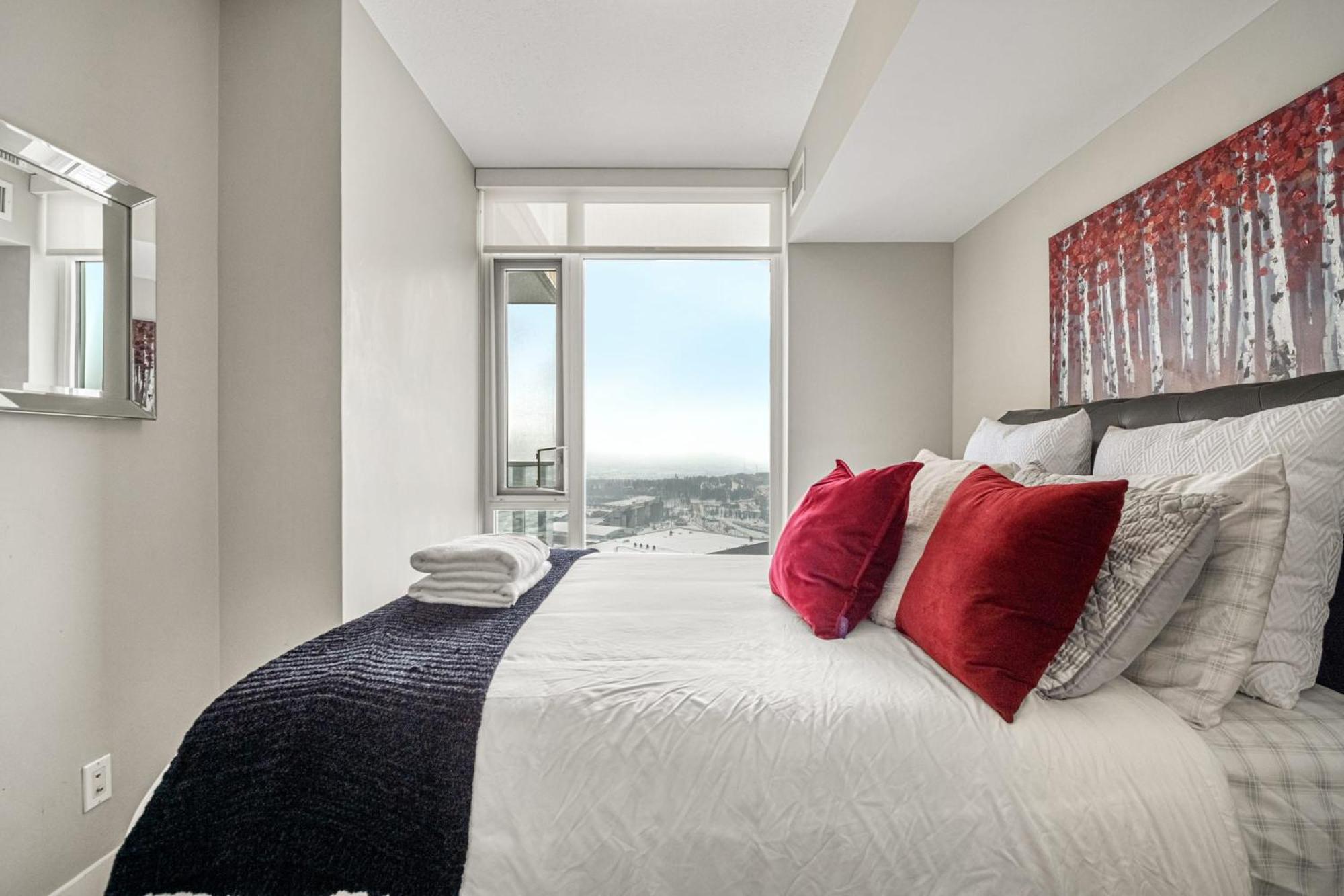 Stunning 34Th Floor Views, Prime Downtown Location - Near Stampede, Casino, Bars! Free Banff Pass, Parking, Wine! Villa Calgary Exterior photo