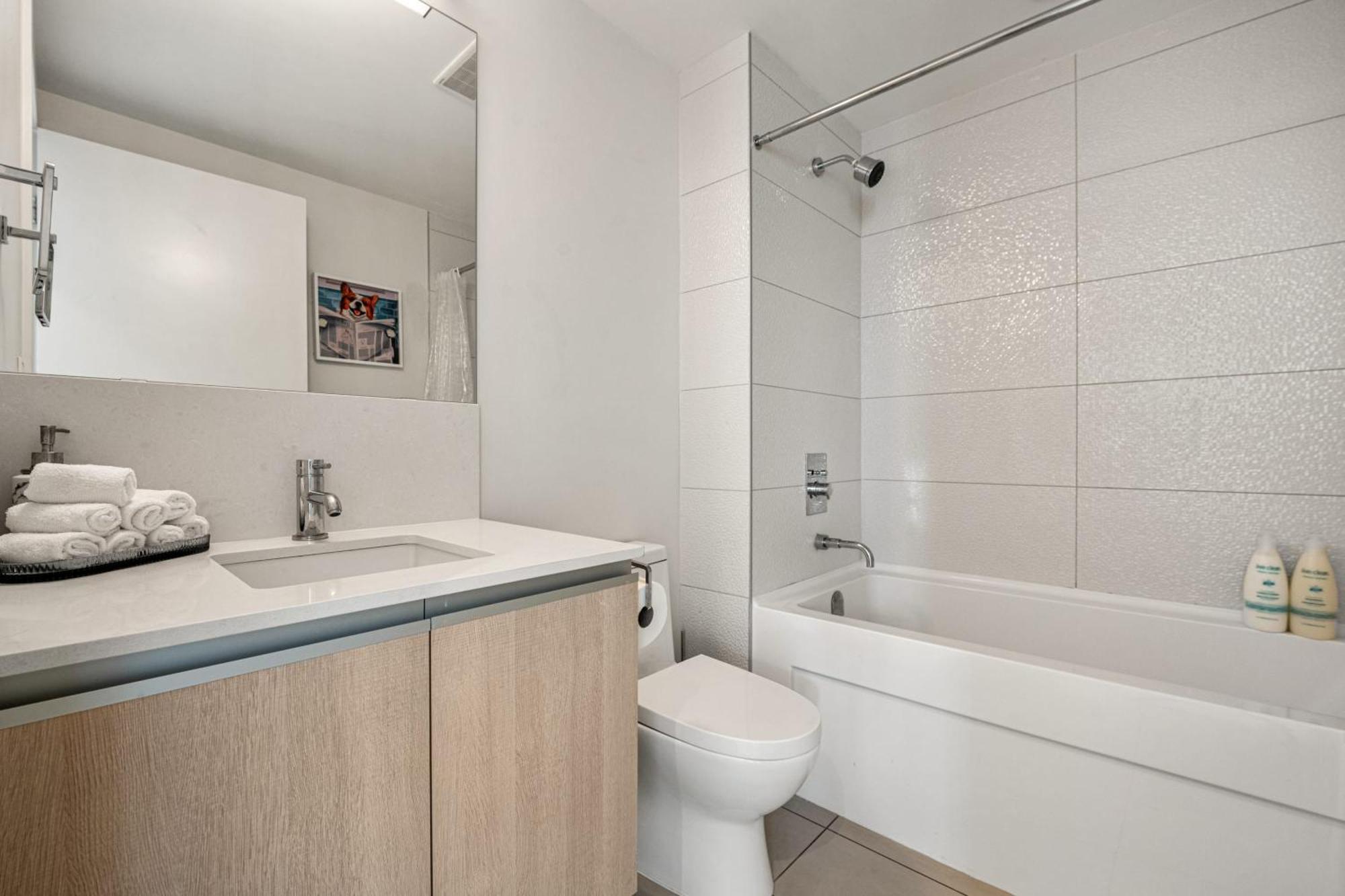 Stunning 34Th Floor Views, Prime Downtown Location - Near Stampede, Casino, Bars! Free Banff Pass, Parking, Wine! Villa Calgary Exterior photo